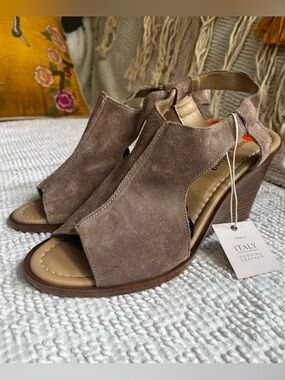 SOPHIA MILANO- Italian Suede Leather Open Toe Wedge Sandals
